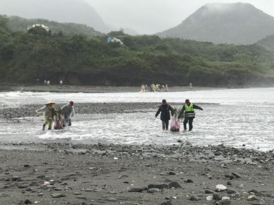 居民及林管處人員通過秀姑巒溪出海口，為獅球嶼的2605保安林植樹 (2)